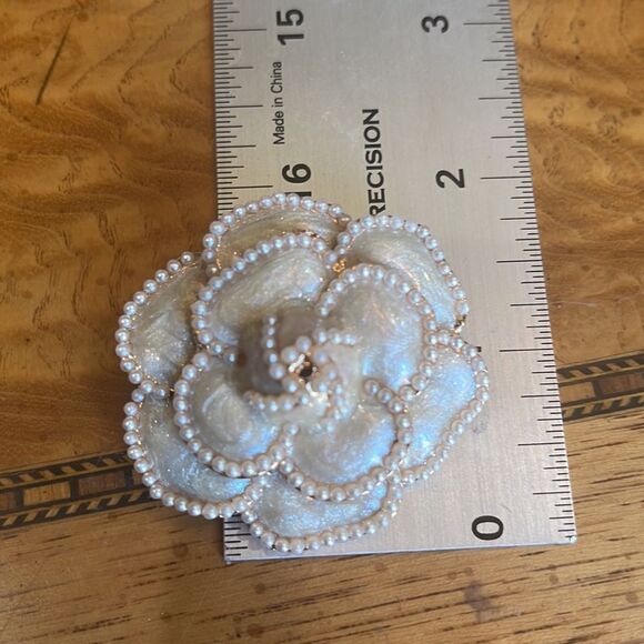 PEARL FROSTED Brooch!  - Picture 12 of 16